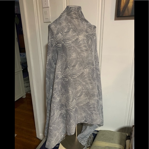 World market grey and white scarf Ruana - Picture 4 of 5